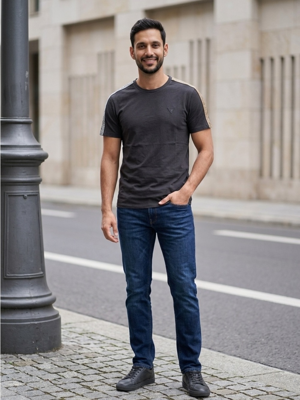 GUESS Men’s Black Crewneck Tee NWT – L